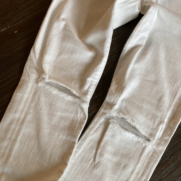Citizens of Humanity ladies white denim in size 26.  Distressed with raw hemline - Picture 10 of 12
